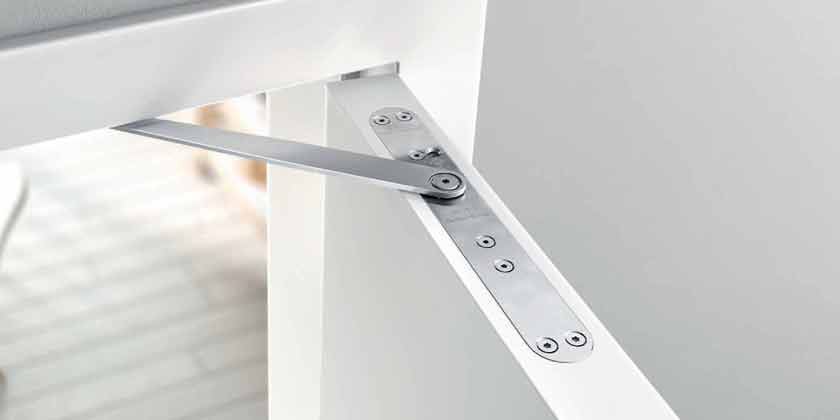 L’amortissement de porte GEZE ActiveStop peut arrêter les portes en douceur, les fermer sans bruit et les maintenir ouvertes de manière confortable.