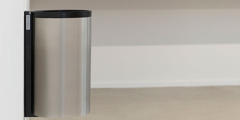 Le cendrier en colonne avec corbeille à papier de MAKK en aluminium éloxé incolore ou en acier inoxydable poncé est stable et durable et peut être commandé sur demande en thermolaqué coloré.