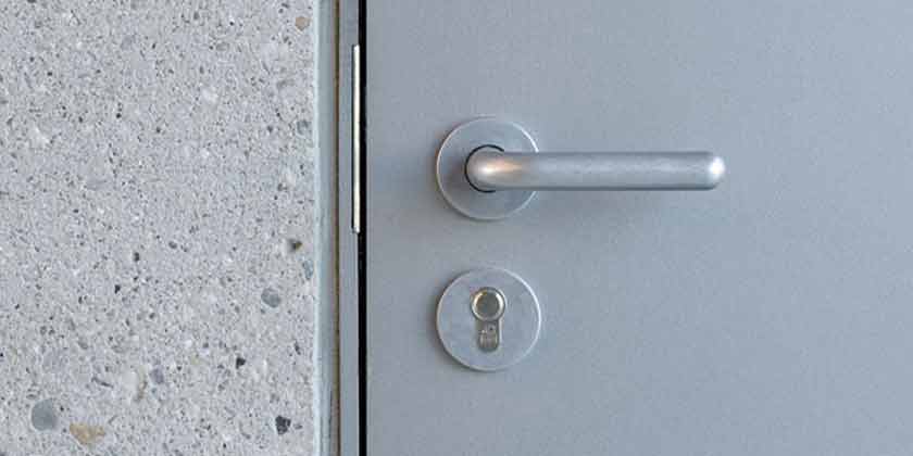 Chaque poignée de porte de FSB se distingue par son propre design inimitable et sa forme intemporelle. Les poignées résistent aux chocs et aux éraflures et conviennent donc parfaitement pour une utilisation quotidienne.
