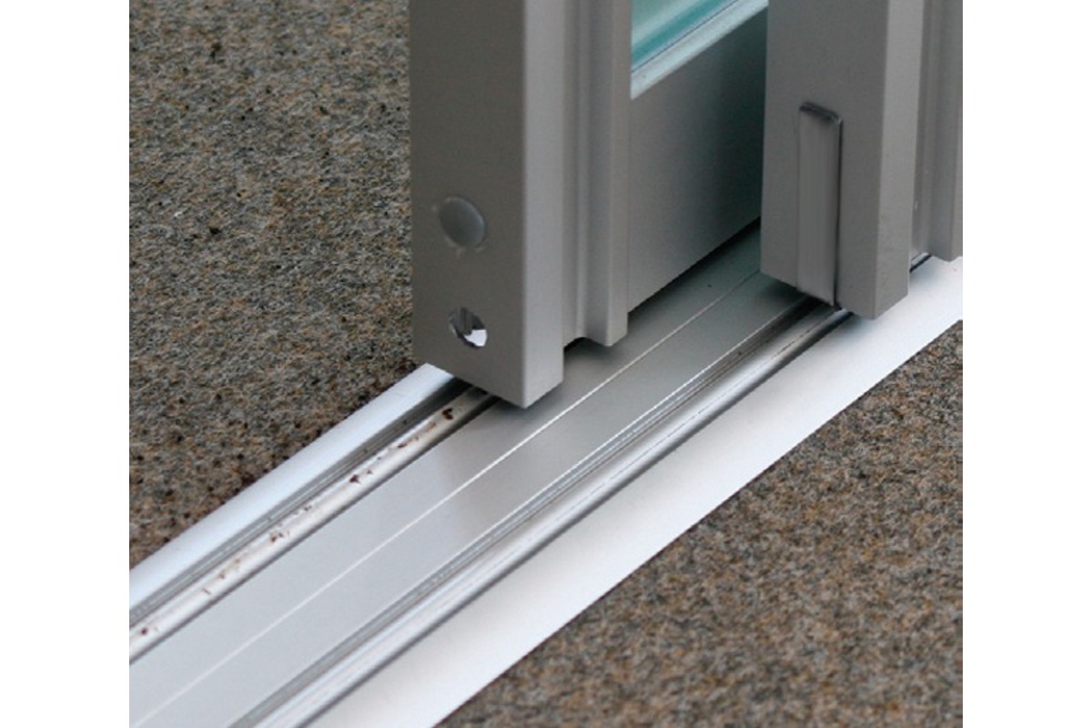 Brosse coulissante pour systèmes de portes coulissantes à guidage au sol