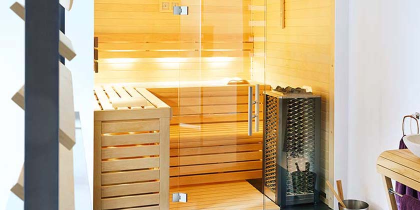 Transparenz durch klare Glasfronten macht Saunabereiche zu hellen Wellnessbereichen. „Flamea+ SN“ , ein Qualitätsprodukt des deutschen Herstellers PAULI + SOHN, wurde speziell für diesen Einsatzbereich entwickelt.
