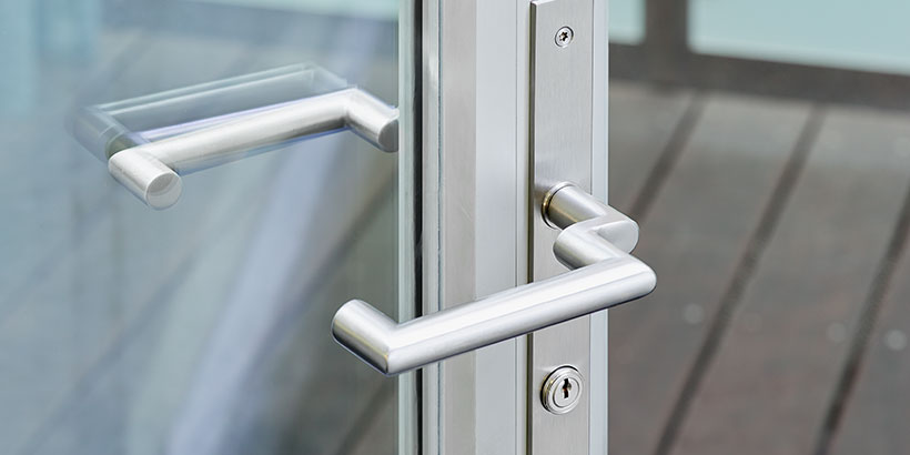 Beschläge für Glas- und Metallinstallationen wie Duschen und Sanitäranlagen, Türen, Tore, Schlösser und Zäune.