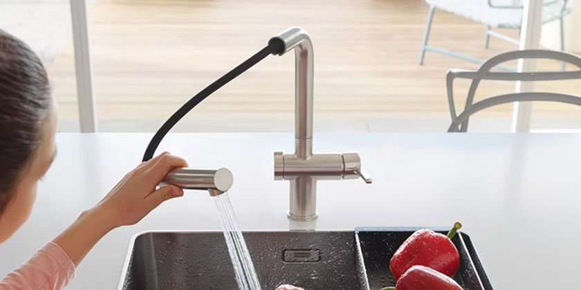 <p>Avec Active L Twist, FRANKE a créé un modèle de robinetterie au fonctionnement différent : le robinet peut non seulement remplir les éviers, mais aussi les vider.</p>
