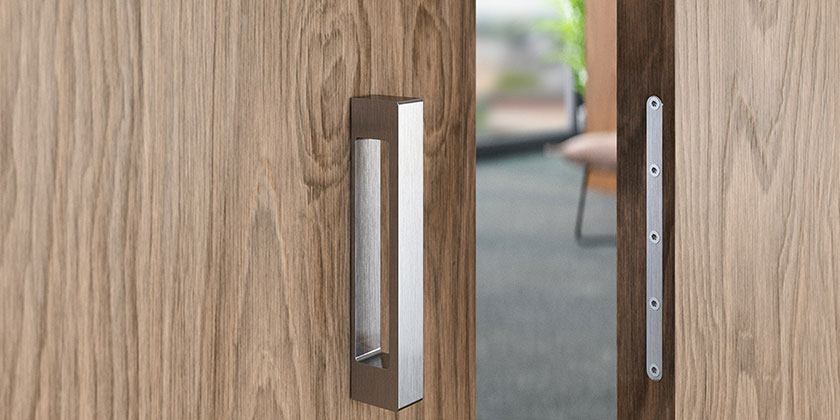 Sans courant, sans bruit, sans usure et au fonctionnement fiable : avec la nouvelle ligne Keep closed, SIMONSWERK a développé la fermeture magnétique pour portes intérieures en bois.