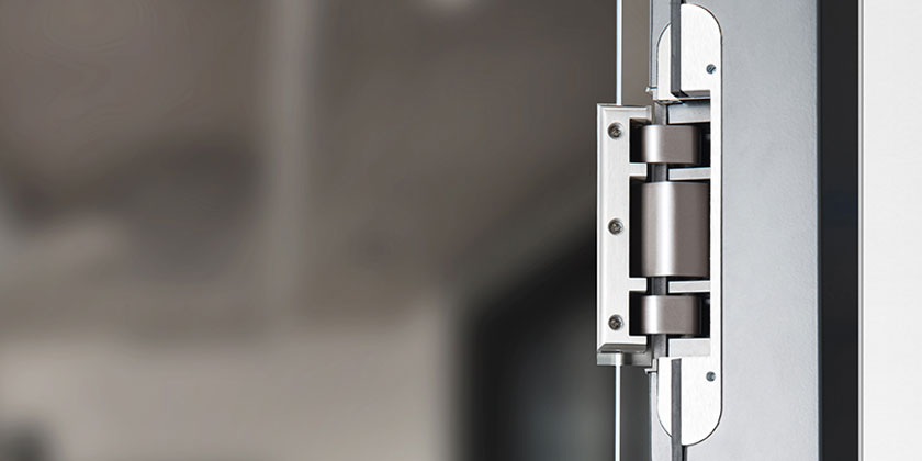 Avec son système de paumelles Tectus verre, SIMONSWERK présente une solution fonctionnelle et au design séduisant pour le montage intégralement à fleur de portes entièrement en verre.