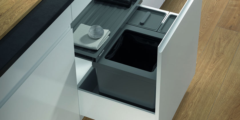 MÜLLEX présente une solution ingénieuse et ergonomique pour le tri des déchets et le rangement des produits ménagers et ustensiles. Le nouvel assortiment X-Line propose jusqu’à sept bacs de recyclage.