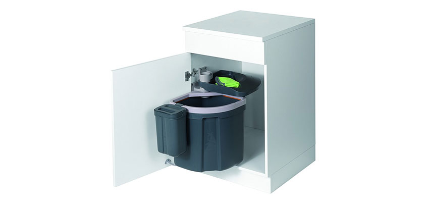 Die praktischen FLEXX-Behälter für das kleine Budget und knappe Platzverhältnisse fassen 35- oder 17 Liter Abfallsäcke, lassen sich an der linken oder rechten Schranktüre montieren und mit der Schranktür herausdrehen.