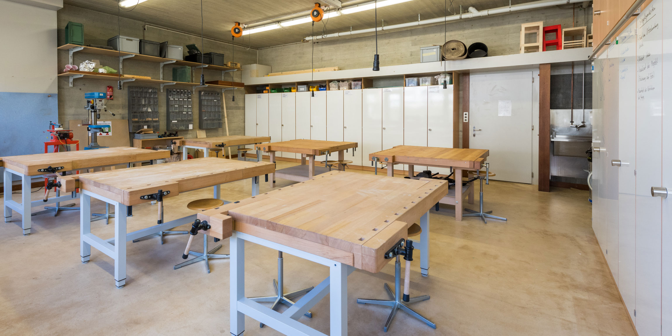 <p>Während der Ferienpause sollten die alten Werkräume in der Schule Hallwyler in Brugg (AG) renoviert werden. Gewünscht war eine moderne, massgefertigte Lösung. Erfahren Sie mehr darüber, wie wir die Schule von der Planung bis zur fertigen Einrichtung ihrer neuen Metall– und Holzwerkstatt unterstützen konnten.</p>