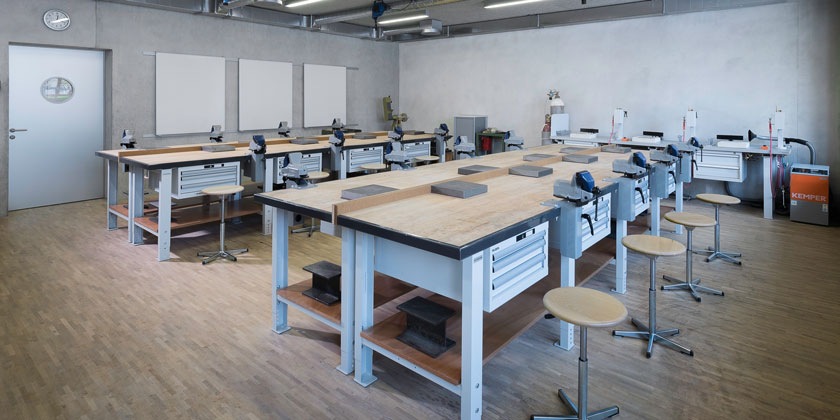 <p>Assieme a uno studio di architettura, presso il Campus Moos a Rüschlikon (ZH) abbiamo realizzato laboratori in cui non solo insegnare agli studenti della scuola media la lavorazione del legno e di altri materiali, ma anche illustrare loro prospettive professionali. Leggete di più sull’officina come luogo creativo.</p>