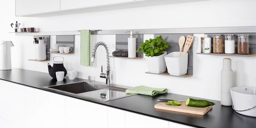 Die Küchennische bietet sich als optimaler Platz, um Kochwerkzeuge griffbereit an der Kochstelle unterzubringen. Mit dem Relingsystem Linero R16 oder der Ablageschiene Linero Mosaiq mit Einhänge-Elementen sind vielfältige Möglichkeiten realisierbar.
